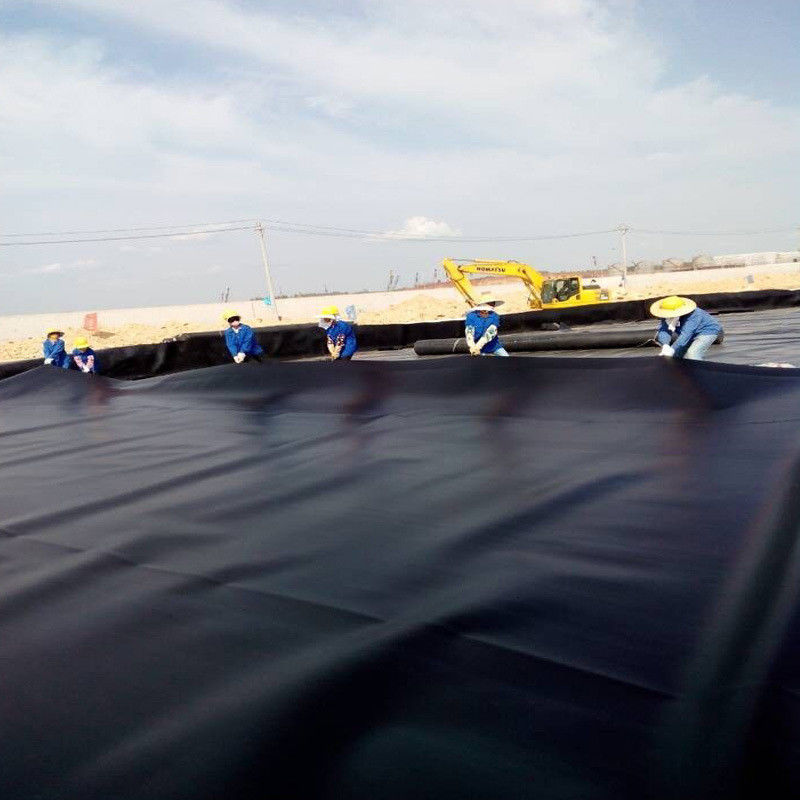 Dauerhafte schwarze HDPE-Geomembran-Teichfolie 0,5 mm ∼2,0 mm für Kreislauf-Fischbecken, Aquakulturbecken, Wasserspeicher und Dammwasserdichtungsanwendungen