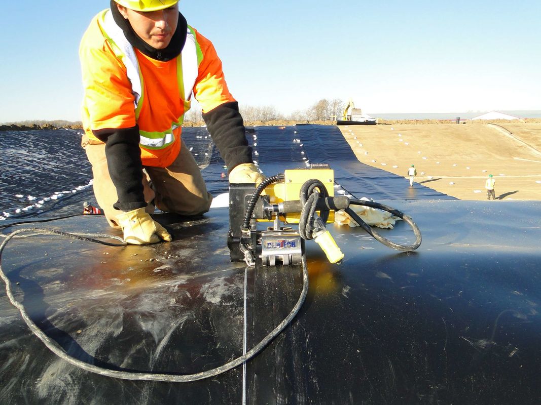 Dauerhafte HDPE-Geomembran-Liner für die Fischzucht Wasserdichte Plastik-Teichliner für Aquakulturtanks, Teiche und Wasserreservoirs