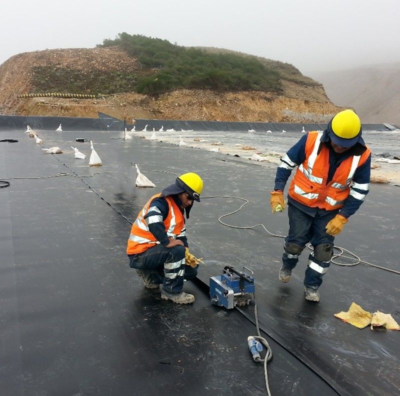 Hochdichte Polyethylen (HDPE) Geomembranen Schwarze UV-beständige Auskleidungen Polyethylen-Teichverkleidung für die Deponierung 1,5 mm Dicke Geomembran 500 N Zugfestigkeit